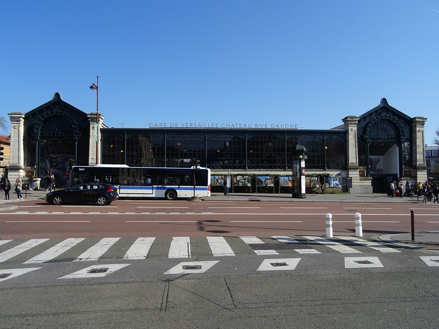 ヴェルサイユ・シャトー・リヴ・ゴーシュ駅の駅舎